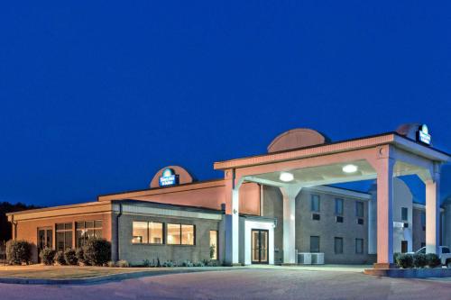 Фотография гостиницы Days Inn & Suites by Wyndham Wynne