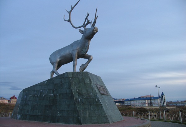 Скульптура северный олень. Памятник Северному оленю Салехард. Скульптура Северный олень Салехард. Памятник оленеводу Салехард. Олень Салехард скульптура.