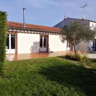 Фотография гостевого дома Une grande maison familiale, à Brem sur Mer