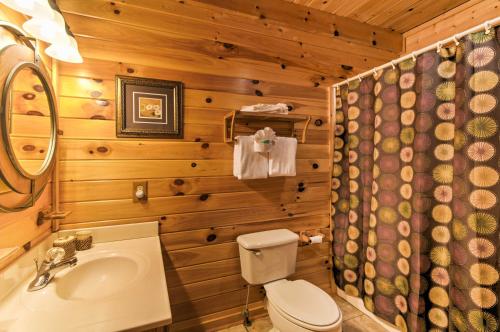 Фотографии гостевого дома 
            Sevierville Cabin with Deck and Hot Tub 10Min to Dtwn