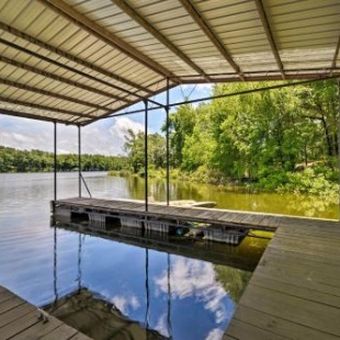 Фотография гостевого дома Waterfront Lake Barkley Home with Deck and Fire Pit!