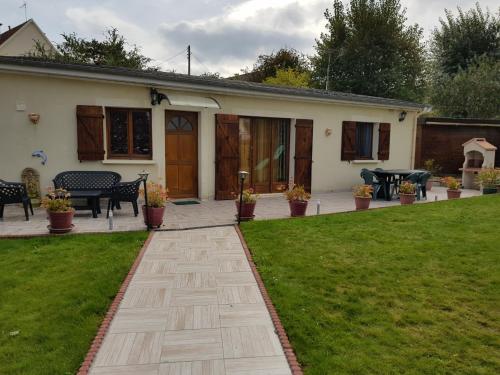 Фотография гостевого дома Maison de 2 chambres a Ver sur Mer a 100 m de la plage avec jardin clos