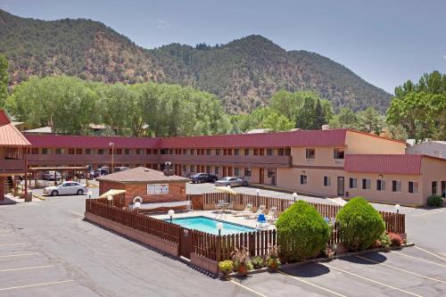 Фотография мини отеля Glenwood Springs Cedar Lodge
