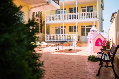 Фотография гостевого дома Лотос зеленая крыша