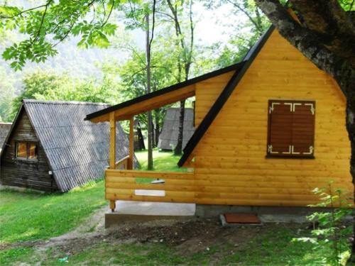 Фотография кемпинга Vikendica Kamp Borašnica Bungalov - Plaža - Parking