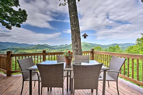 Фотографии гостевого дома 
            Burnsville Cottage with Deck and Blue Ridge Mtn Views!