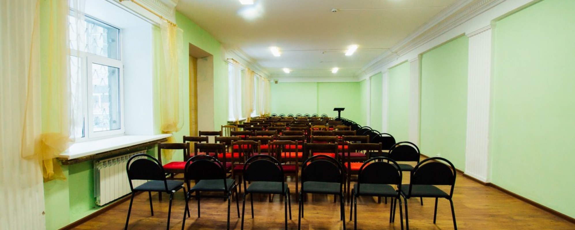 Фотографии конференц-зала Паркетный зал на первом этаже ДК Металлург