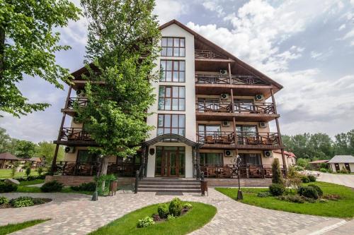 Фотография базы отдыха Коттедж-Парк Славна