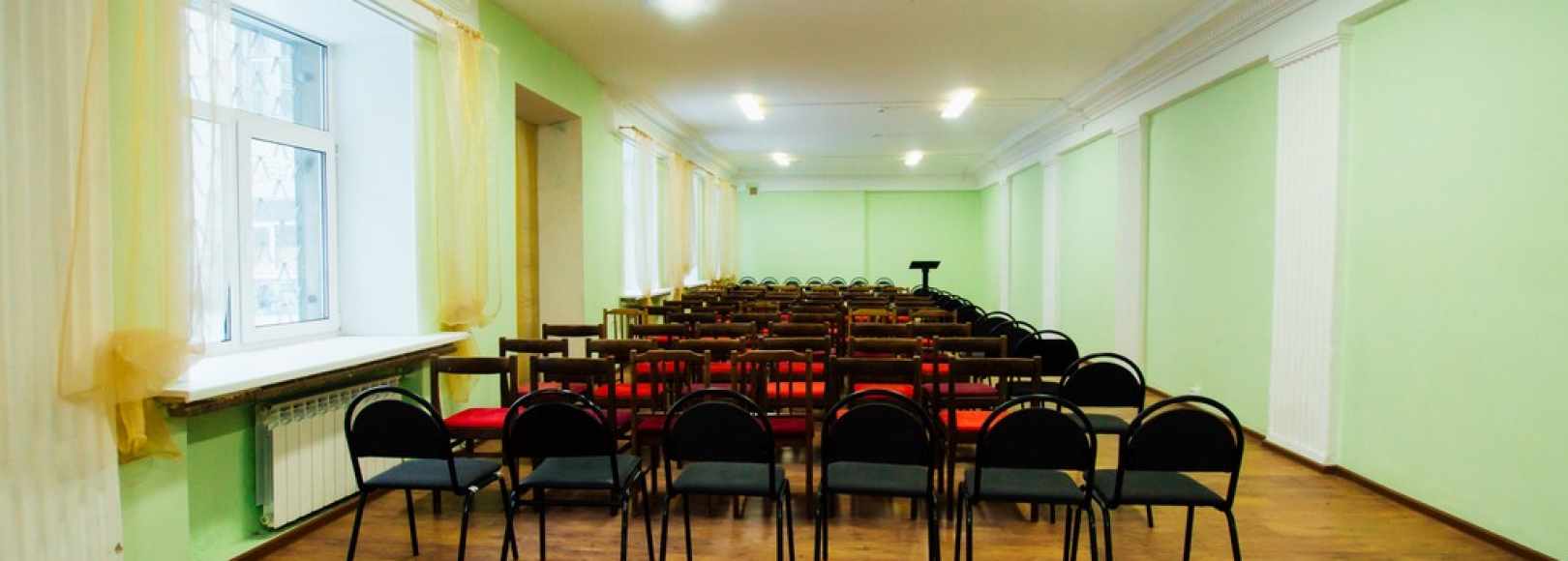 Фотография конференц-зала Паркетный зал на первом этаже ДК Металлург