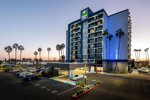 Фотография гостиницы Holiday Inn Express & Suites Santa Ana - Orange County, an IHG Hotel