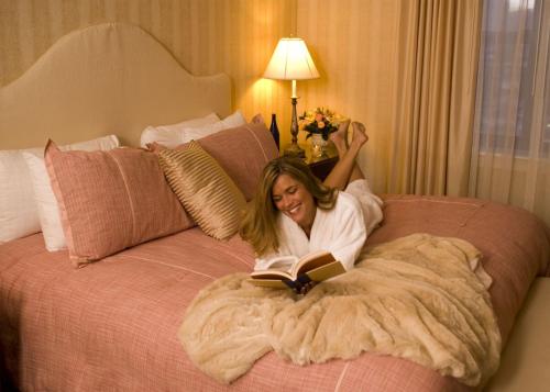 Фотография гостиницы Collegian Hotel & Suites, Trademark Collection by Wyndham