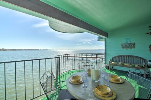 Фотографии гостевого дома 
            Resort-Style Lake Conroe Retreat with Balcony and View