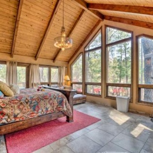 Фотография гостевого дома Central Ruidoso Mountain Home with Step-Free Access!