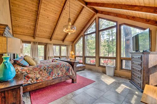 Фотографии гостевого дома 
            Central Ruidoso Mountain Home with Step-Free Access!