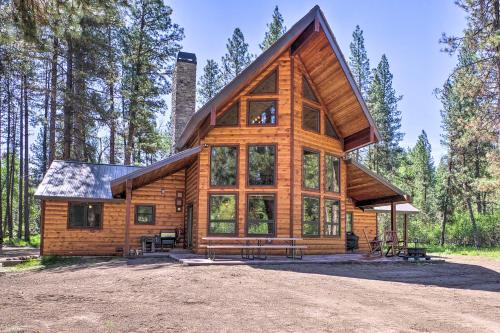 Фотографии гостевого дома 
            Newly Renovated Garden Valley Cabin with Hot Tub