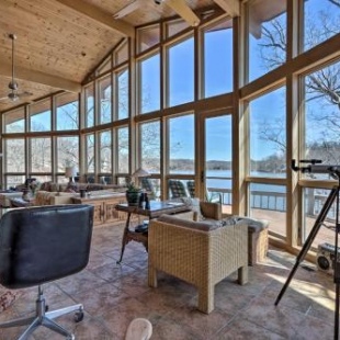 Фотография гостевого дома House on Lake of the Ozarks with Dock and Pool Table!