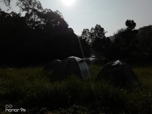 Фотографии базы отдыха 
            Coorg River Rock Camping