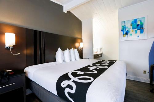 Фотография гостиницы SureStay Hotel by Best Western Seaside Monterey