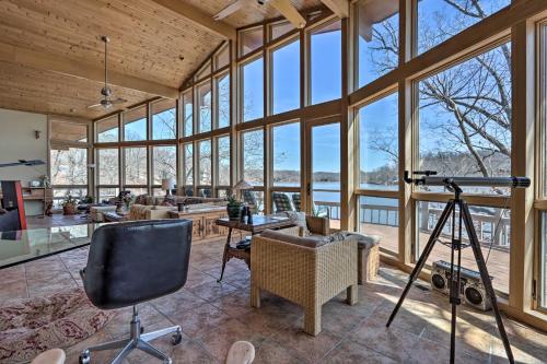 Фотографии гостевого дома 
            House on Lake of the Ozarks with Dock and Pool Table!