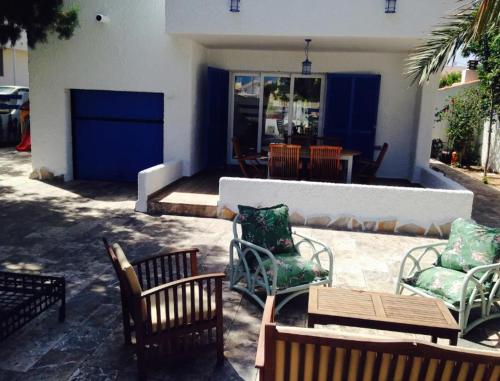 Фотография гостевого дома The Blue Family House