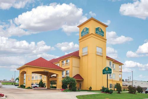 Фотографии гостиницы 
            La Quinta by Wyndham Tulsa Airport / Expo Square