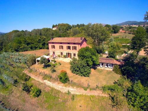 Фотографии гостевого дома 
            A nice rural house surrounded by hills and fields