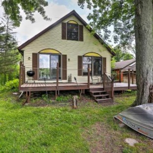 Фотография гостевого дома Waterfront Cottage with Deck and Dock on Dragon Lake!