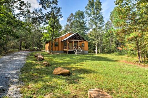 Фотографии гостевого дома 
            Peaceful Cabin with Deck, 3 Mi to Little River Canyon