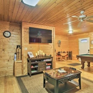 Фотография гостевого дома Hidden Hideaway Cozy Cabin with Deck and Pool Table