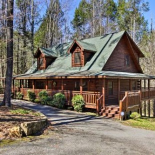 Фотография гостевого дома Quiet Cabin with Porch and Hot Tub 6Mi to Pigeon Forge