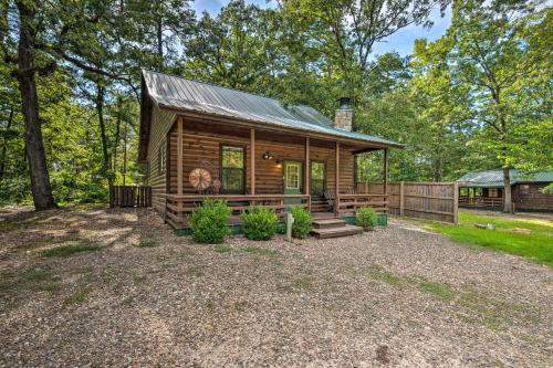 Фотография гостевого дома Ideally Located Broken Bow Cabin - Private Hot Tub