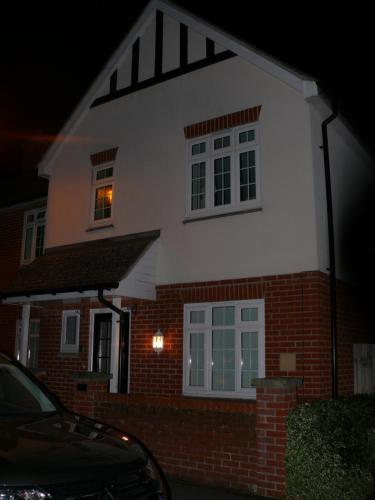 Фотография гостевого дома B and R Serviced Accommodation, 3 Bedroom House with Free Parking, Wi-Fi and 4K smart TV, Barnard House