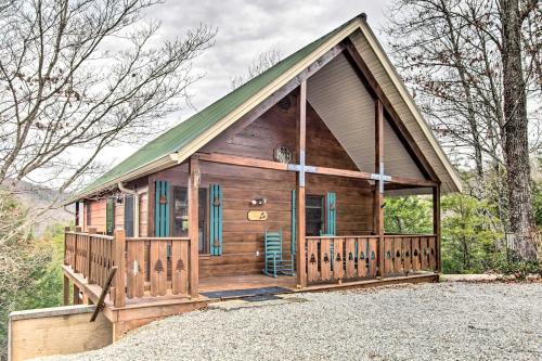 Фотографии гостевого дома 
            Quaint Sevierville Cabin with 2-Tier Deck and Hot Tub!