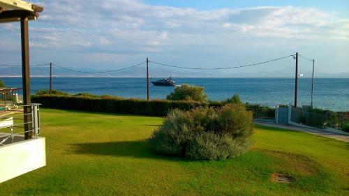 Фотографии гостевого дома 
            Beautiful house by the sea,Loutraki Skaloma.