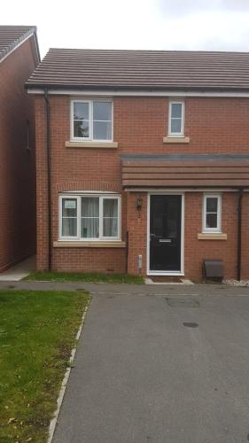 Фотография гостевого дома The Cosy House with Free Parking, Garden and Smart TV with Netflix by Yoko Property - Perfect for Contractors, Groups & Relocation