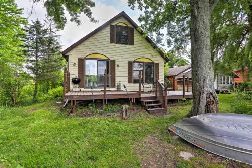 Фотографии гостевого дома 
            Waterfront Cottage with Deck and Dock on Dragon Lake!