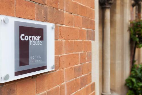 Фотография гостиницы The Corner House Hotel