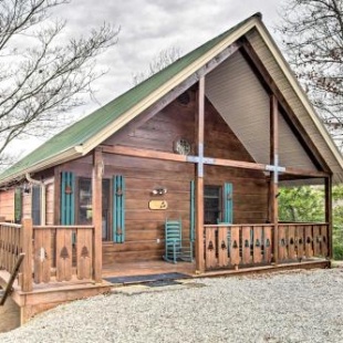 Фотография гостевого дома Quaint Sevierville Cabin with 2-Tier Deck and Hot Tub!