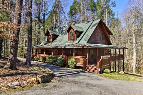 Фотографии гостевого дома 
            Quiet Cabin with Porch and Hot Tub 6Mi to Pigeon Forge