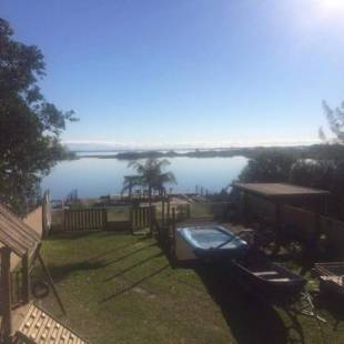 Фотографии гостевого дома 
            Casa na beira da lagoa com piscina e rampa para embarcações