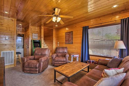 Фотографии гостевого дома 
            Mtn Cabin by Pigeon Forge with Hot Tub and Resort Pool