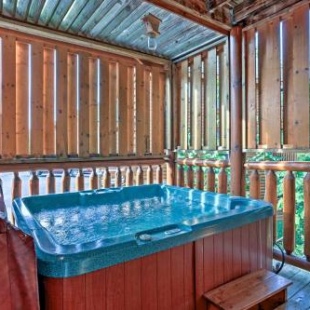 Фотография гостевого дома Cabin with Game Room Less Than 4Mi to Pigeon Forge Parkway!