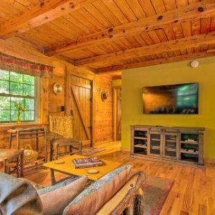 Фотография гостевого дома Log Cabin in the Woods with Deck, Game Room, Hot Tub