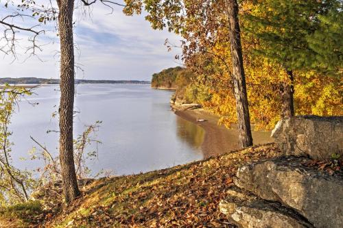 Фотографии гостевого дома 
            Captivating Cadiz Hideaway with Deck on Lake Barkley