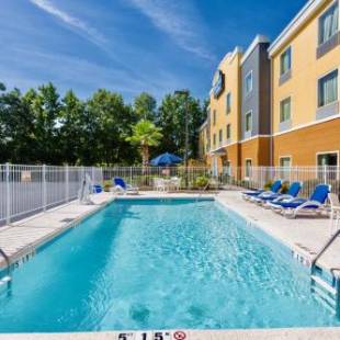 Фотографии гостиницы 
            Days Inn & Suites by Wyndham Savannah North I-95