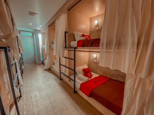 Фотографии гостиницы 
            RedDoorz Hostel near Lippo Mall Kuta