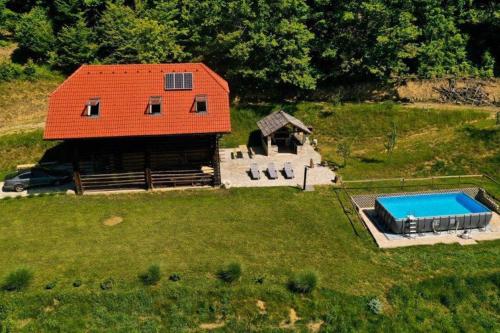 Фотографии гостевого дома 
            Rustic retreat with pool počitnice na kozolcu