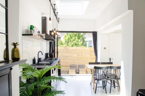 Фотография гостевого дома Boutique Getaway, edge of Old Town- 4min walk to beach