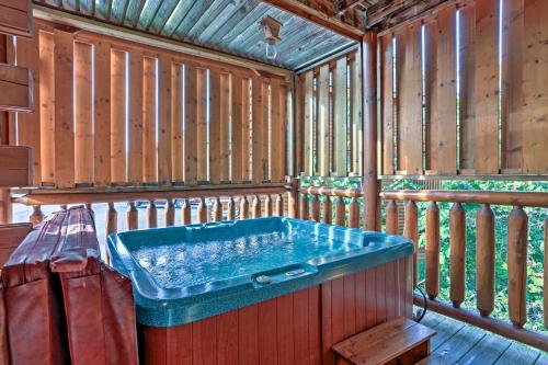 Фотографии гостевого дома 
            Cabin with Game Room Less Than 4Mi to Pigeon Forge Parkway!