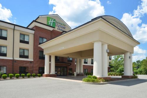 Фотография гостиницы Holiday Inn Express & Suites Fairmont, an IHG Hotel